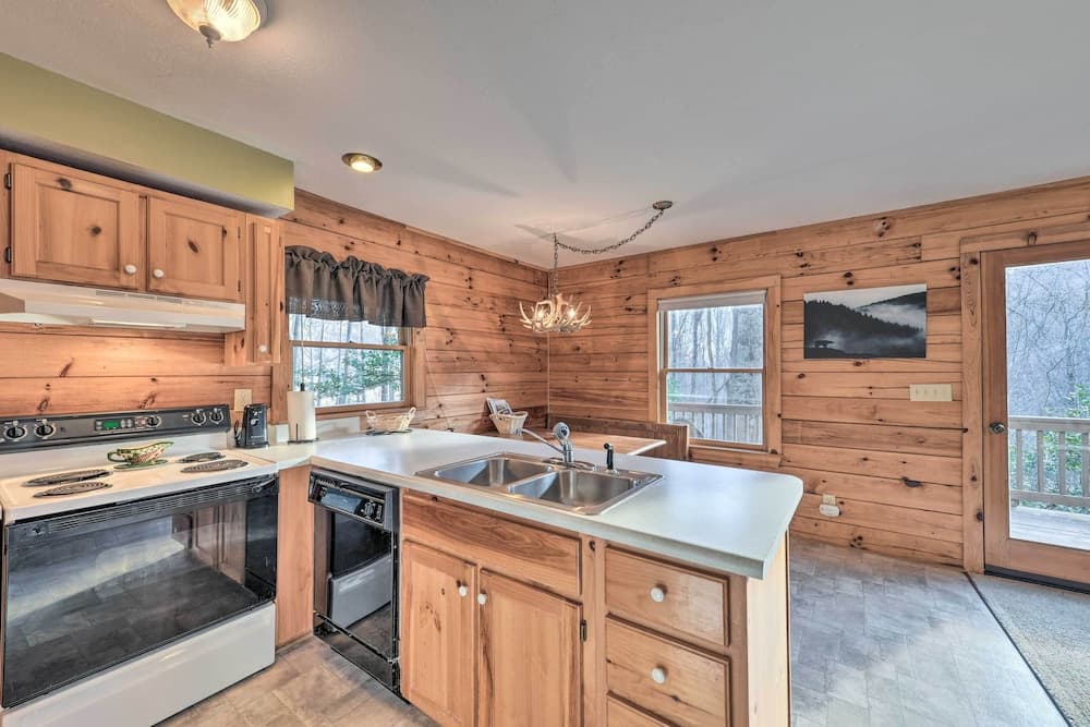 Cabin w/ Fire Pit: 5 Mi to Cataloochee Skiing