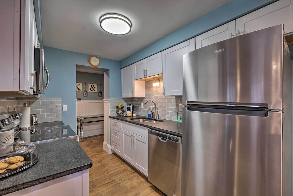 Charming Apt W/patio: Walk to Downtown Albany