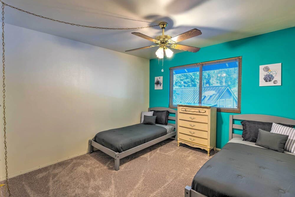 Private Family Getaway: Walk to Scotts Flat!