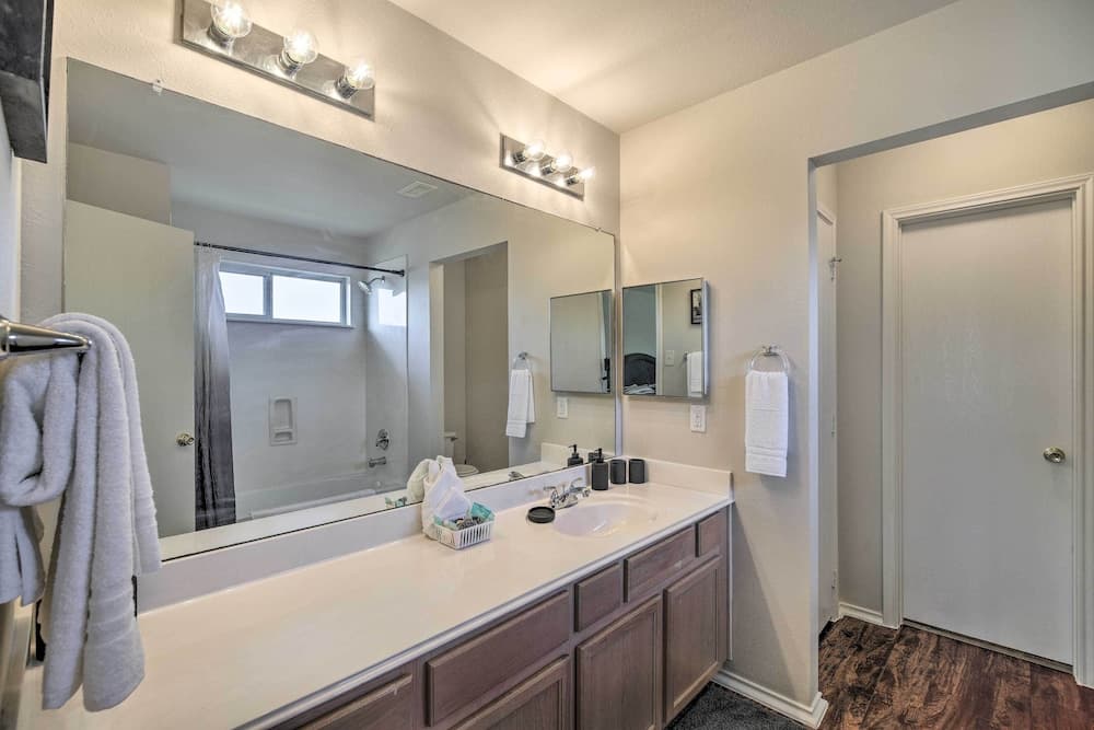 Houston Getaway Near Downtown & Theme Parks!