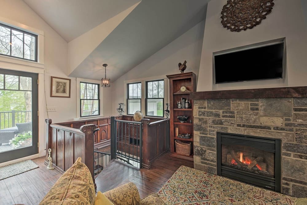 Big Cedar Lake House: Views, 100 Ft to Water!