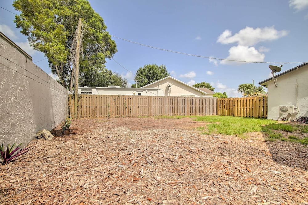 Lovely Lauderhill Retreat < 12 Mi to Beach!