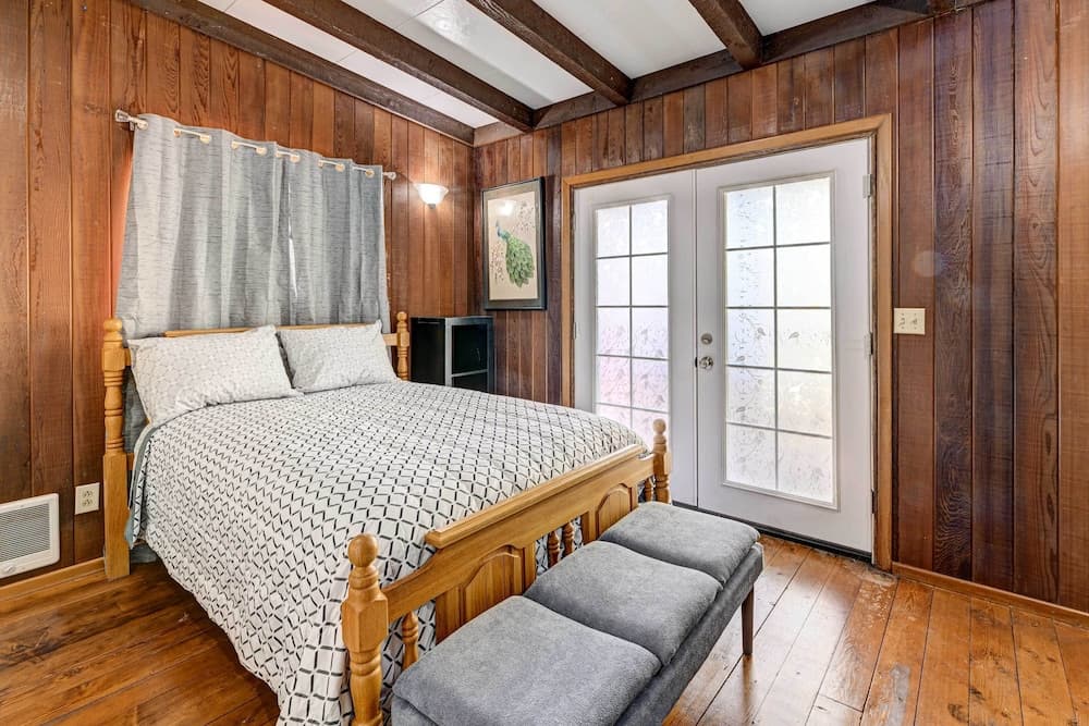 Pet-friendly Grants Pass Home w/ Hot Tub!