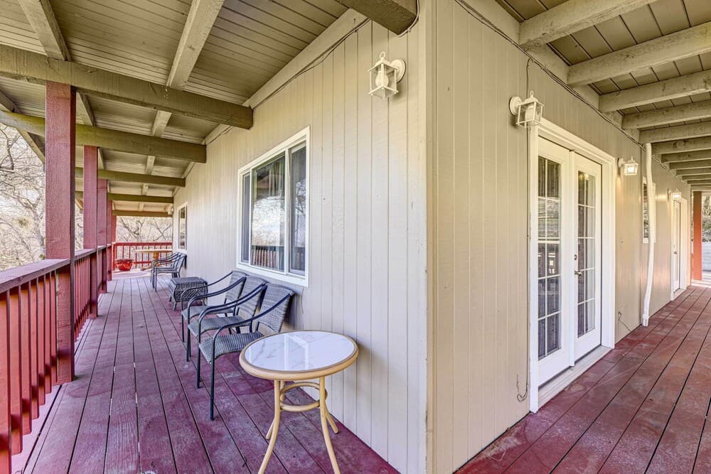 Pet-friendly Grants Pass Home w/ Hot Tub!