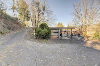 Pet-friendly Grants Pass Home w/ Hot Tub!