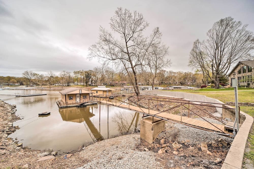 Kayaks & Boat Dock: Waterfront Home in Grove