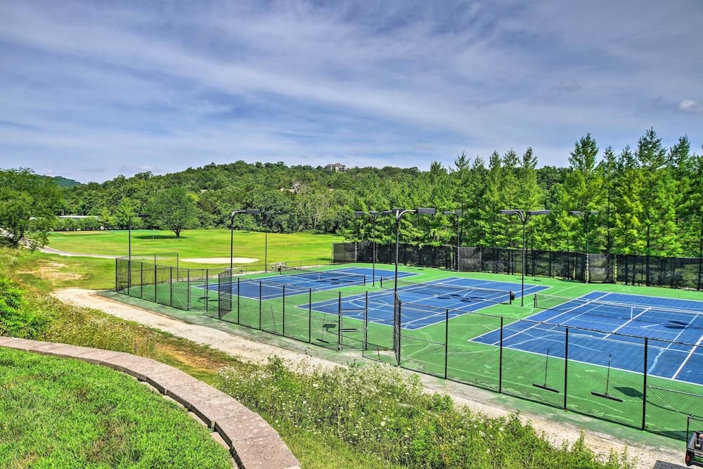 Screened Deck: Cozy Branson West Cabin!