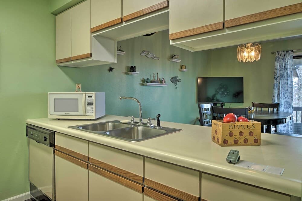 Comfy Condo w/ Resort Amenities Near Downtown