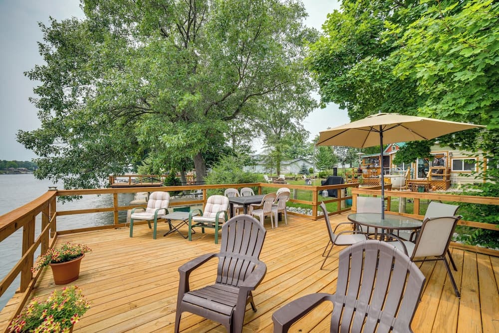 Lakefront Cottage w/ Deck Near Indiana Beach!