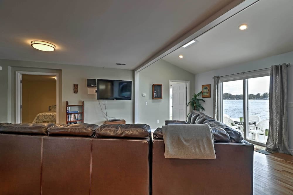 Lakefront Home: Tiki Bar, Bbq, Canoes & Fire Pit!