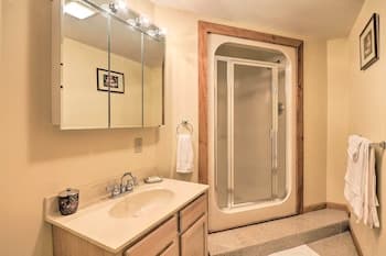 Gouldsboro Family Cabin w/ Bar & Pool Table!