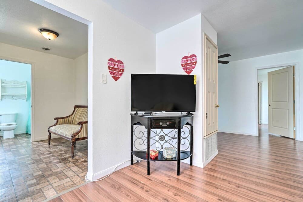 Cozy San Antonio Home ~ 15 Mi to Downtown!