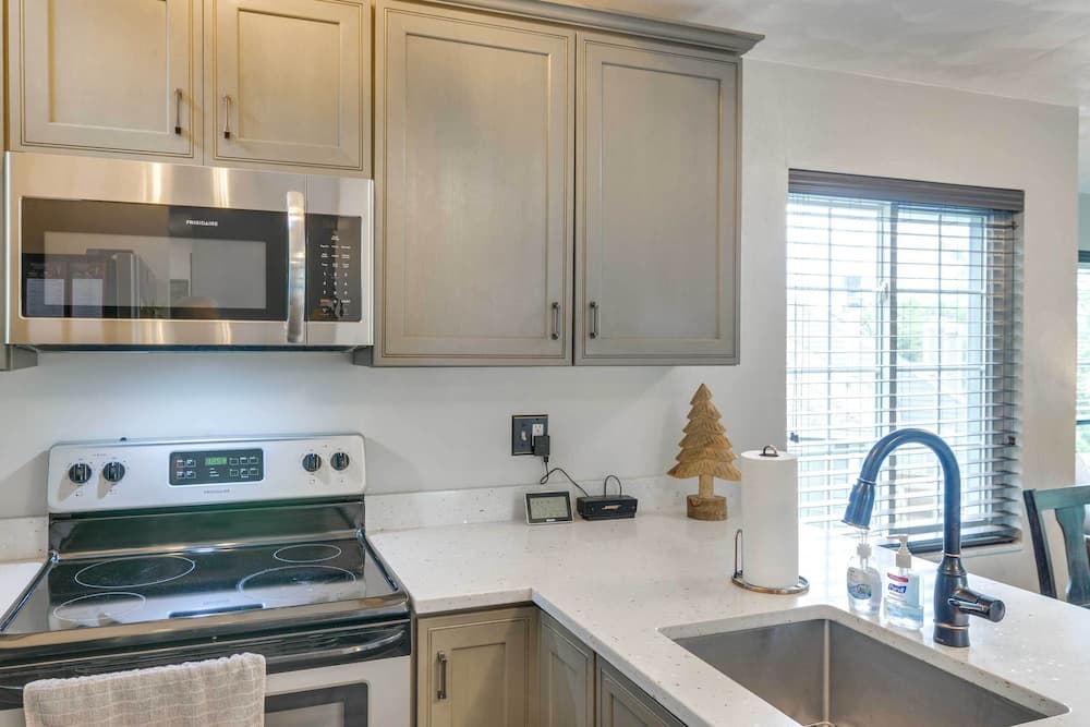 Somerset Townhome w/ Deck < 2 Mi to Ski Lift!