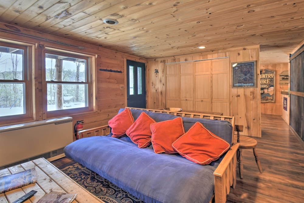 Rustic Madison 'treehouse' Cabin With Game Room!