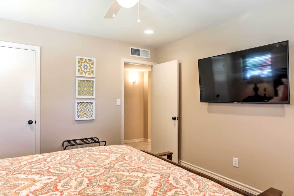 El Paso Smart House: Backyard - 12 Mi to Downtown