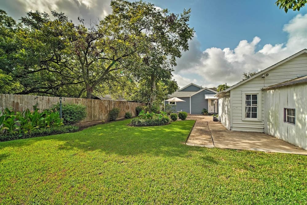 Pet-friendly Brenham Cottage w/ Yard!
