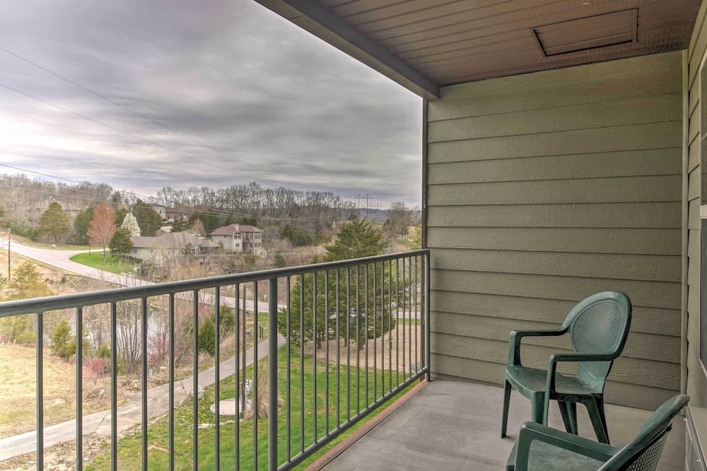 Ideally Situated Stone Bridge Studio Condo!