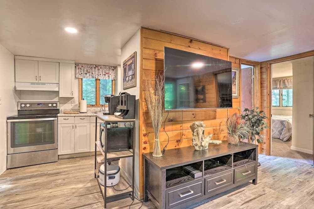 North Arrowhead Lake Cabin w/ Deck, Pets Welcome!