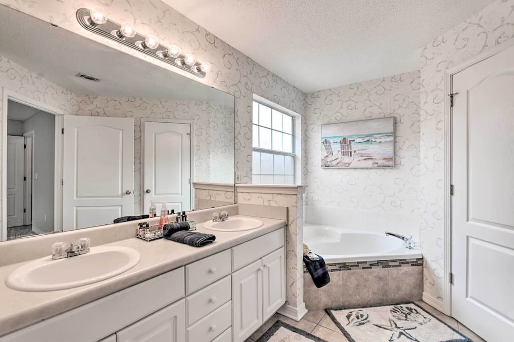 Dog-friendly Pensacola Home, 4 Mi to Beach!