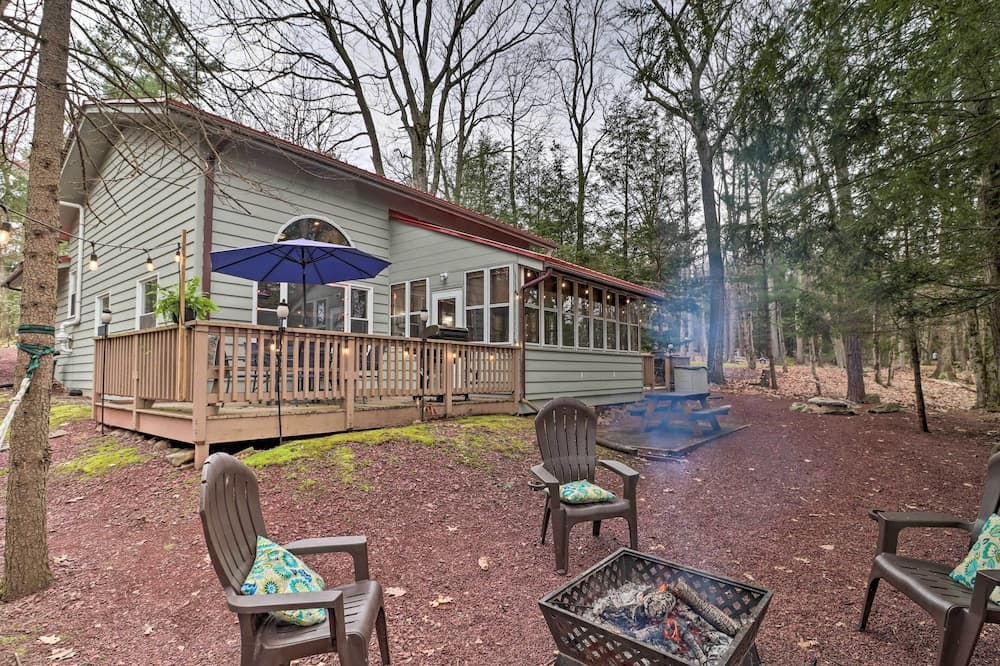 Deck & Fire Pit: Cozy Pocono Mountain Home