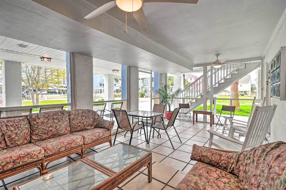 Ground Floor Unit: 10 Miles to Myrtle Beach