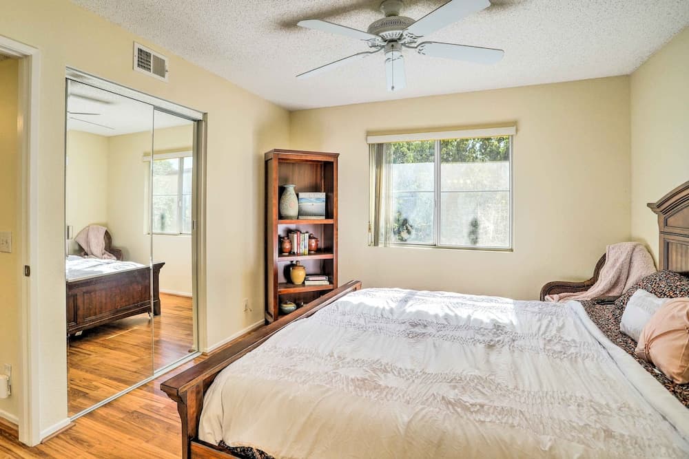 Steps to Pool & Spa: Palm Desert Condo