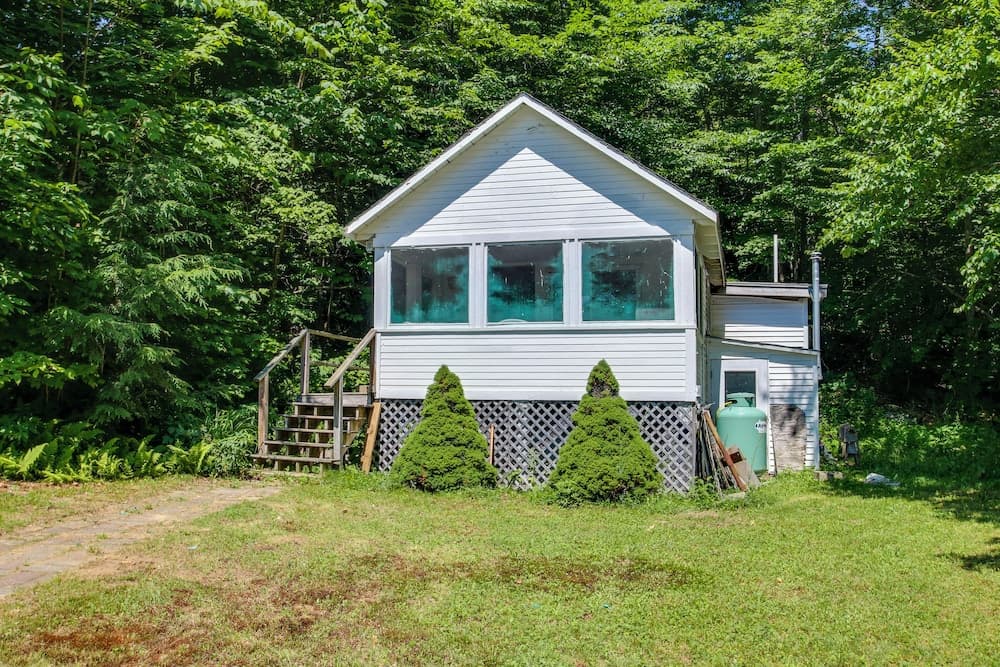 Lake Stinson Cottage w/ Sunroom & Shared Dock!