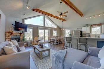 Reeds Spring Retreat w/ Lakeview Deck + Grill