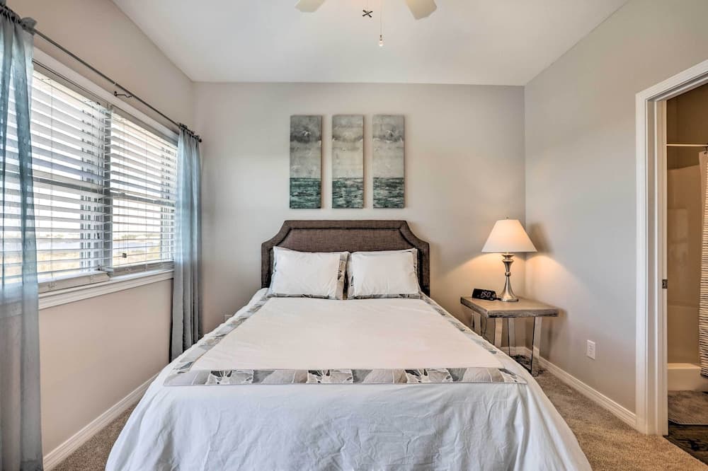 Sunny Perdido Key Townhome w/ Deck: Walk to Beach!