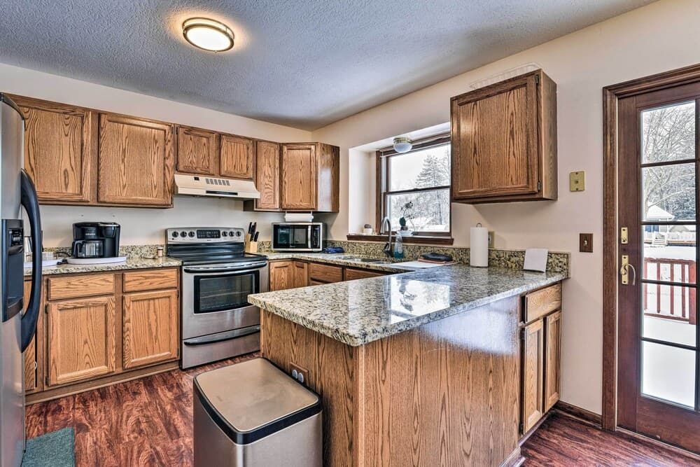 Lansing Area Home ~ 4 Mi to MSU Campus!