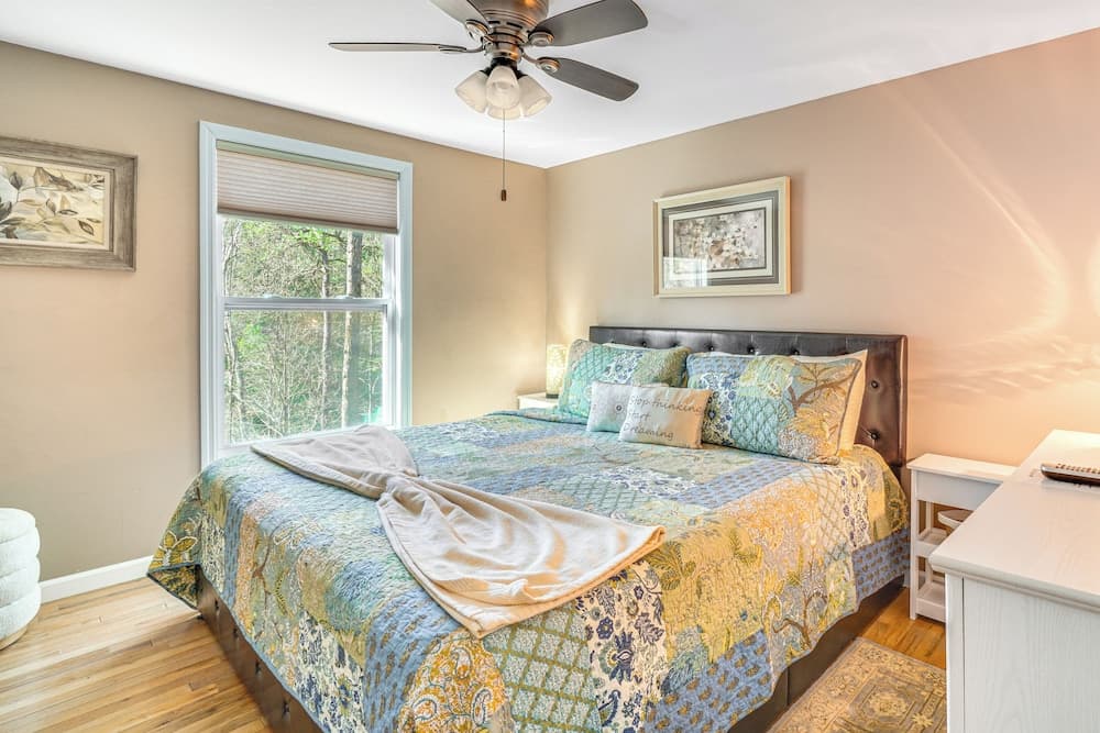 Quaint Smoky Mountain Cabin - 4 Mi to Gatlinburg!