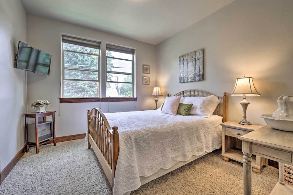 Chic House w/ Patio: 2 Blocks to Payette Lake!