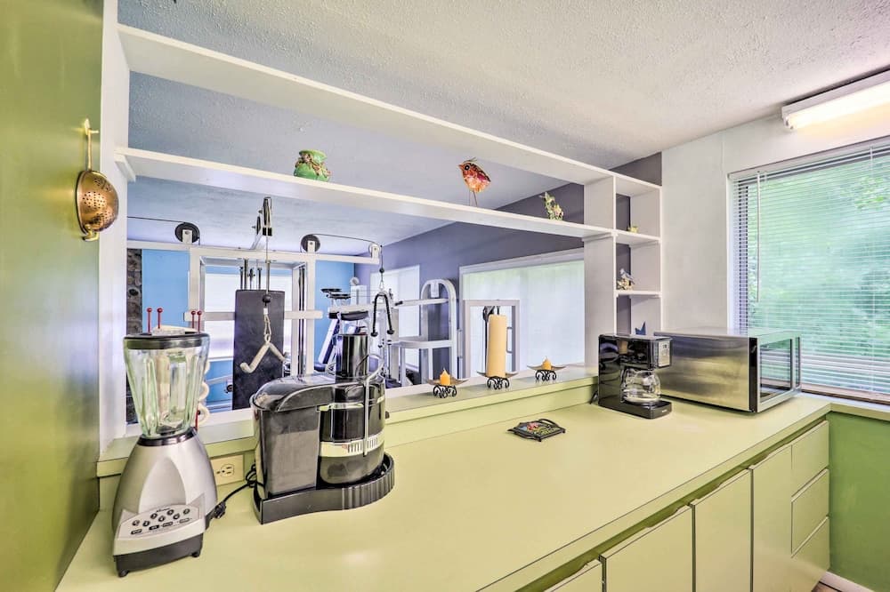 Furnished Deck + Home Gym: Bakersville Retreat!