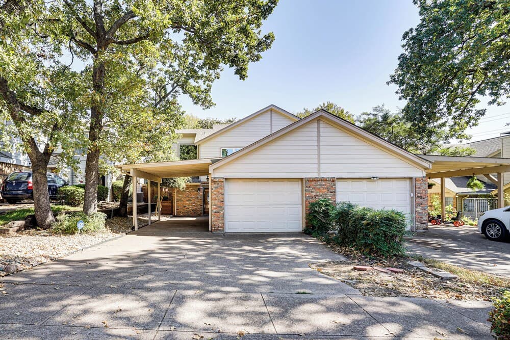 4 Mi to At&t Stadium: Townhome in Fort Worth