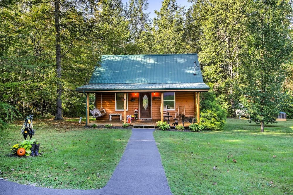 Porch & Fire Pit: Rustic Log Cabin in Smokies!