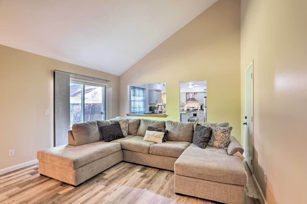 Cozy Duplex Close to Toledo Botanical Garden