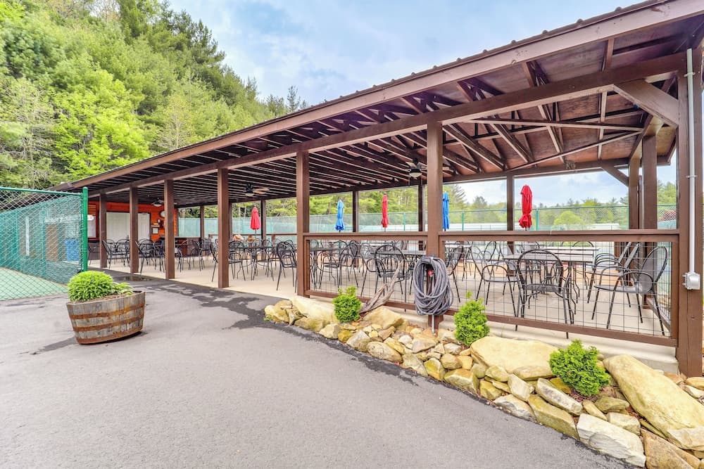 9 Mi to Sugar Mountain: Newland Cabin w/ Fire Pit!