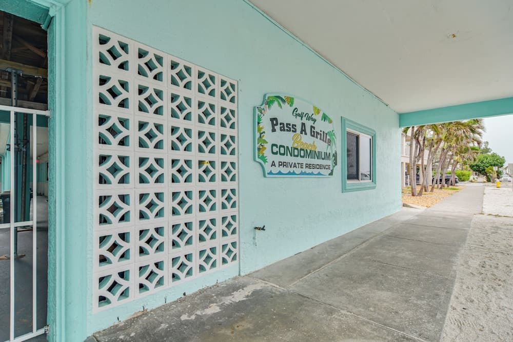 Bright Gulf Coast Escape - 8 Mi to Johns Pass!