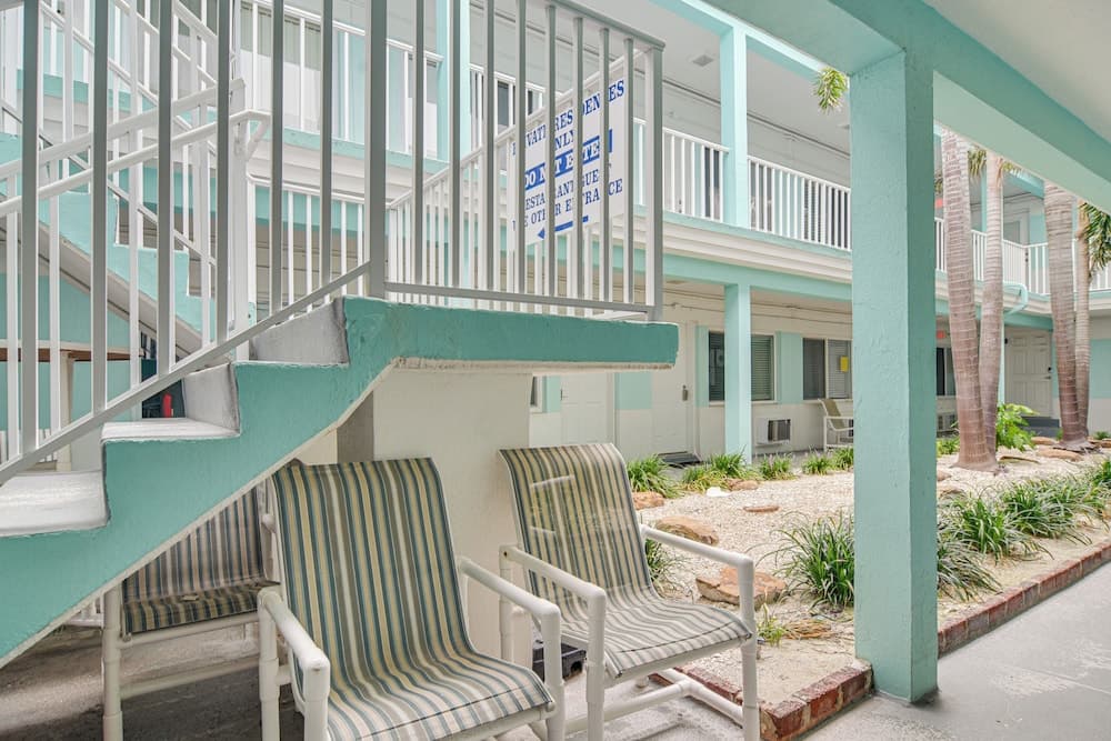 Bright Gulf Coast Escape - 8 Mi to Johns Pass!