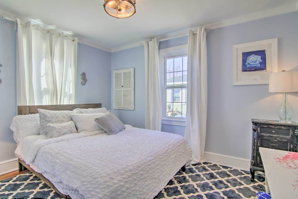 Chincoteague Island Cottage ~ 2 Mi to Beaches