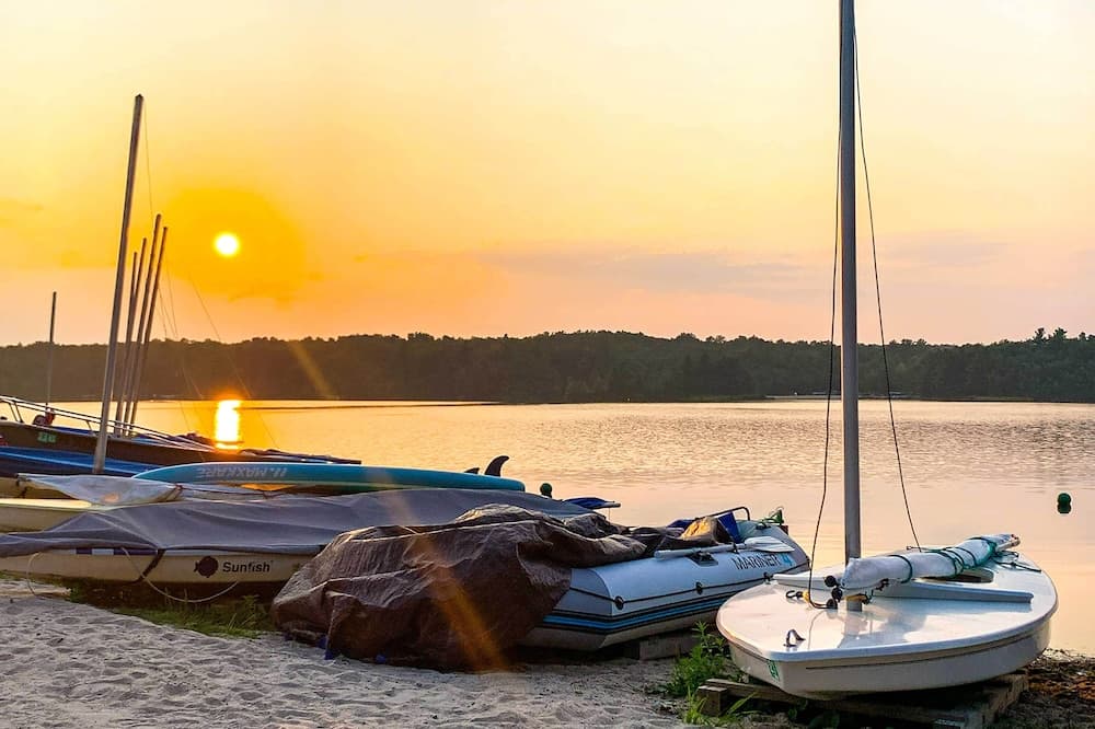 Walk to Beach: Beautiful Lake Naomi Retreat!