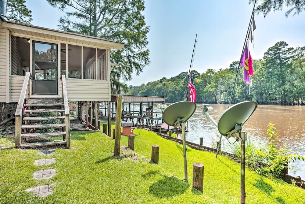 Sues Camp w/ Caddo Lake Access & Dock!