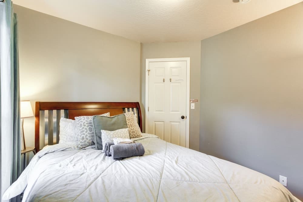 Pet-friendly Home w/ Yard, 2 Mi to Autzen Stadium