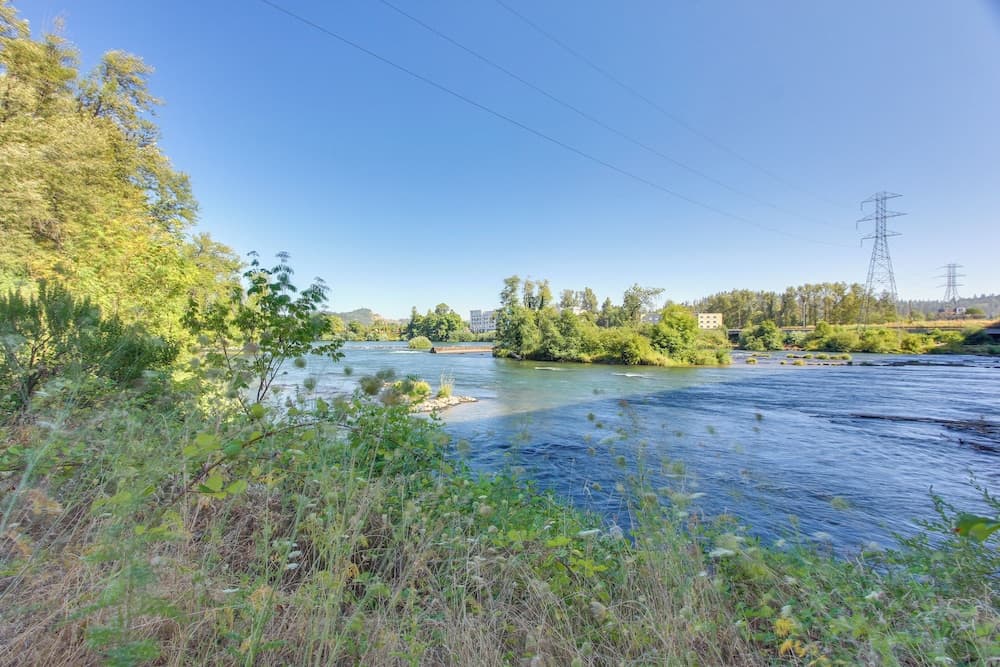 Pet-friendly Home w/ Yard, 2 Mi to Autzen Stadium