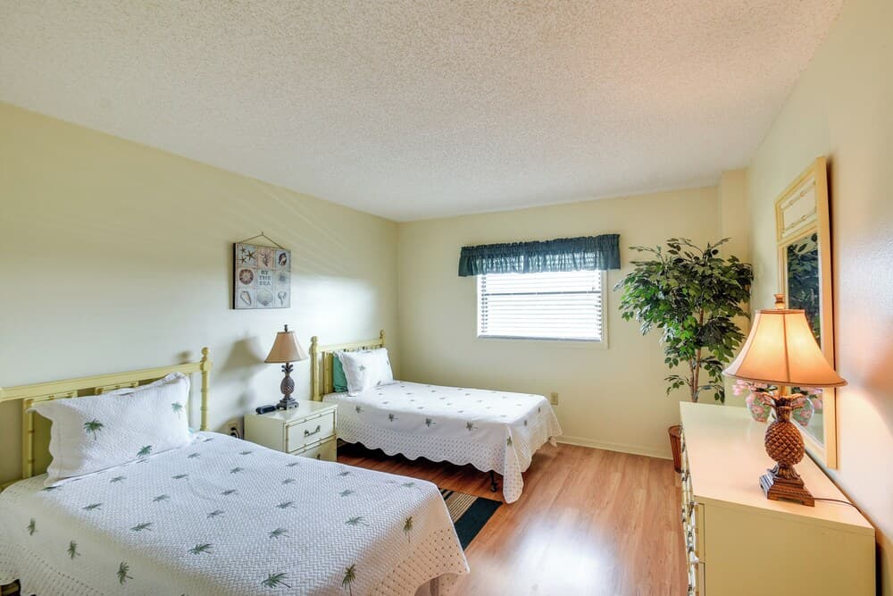 Coastal Condo w/ Balcony: Walk to Madeira Beach!