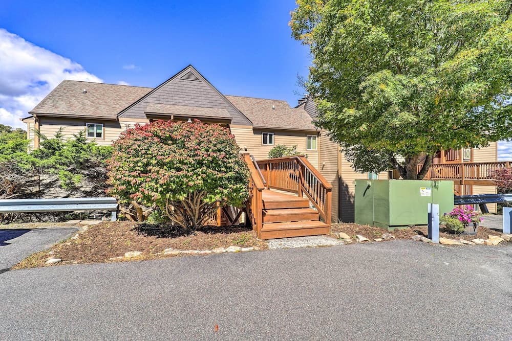 Walk to Ski Slope: Sugar Mountain Condo w/ Balcony