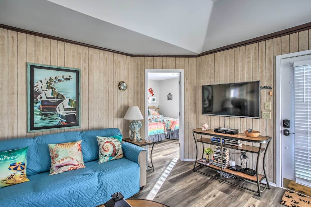 Walk to Beach: Dog-friendly Myrtle Beach Cottage!