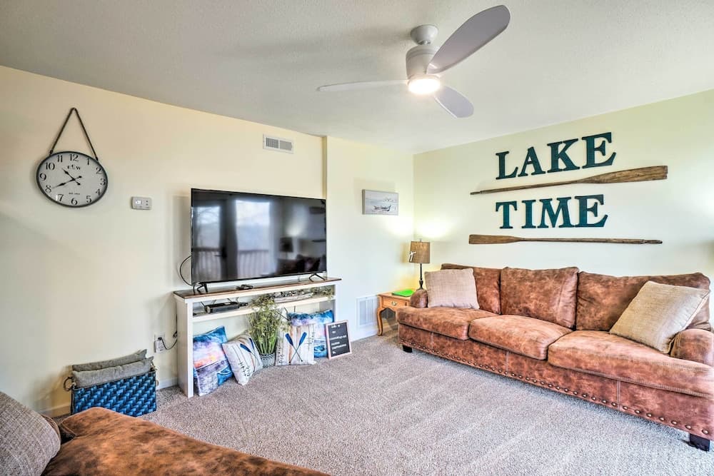 Sunny Reeds Spring Condo w/ Balcony + Shared Pools