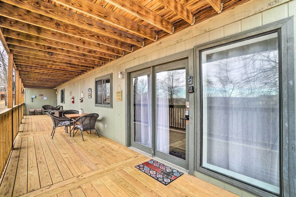 Sunny Reeds Spring Condo w/ Balcony + Shared Pools