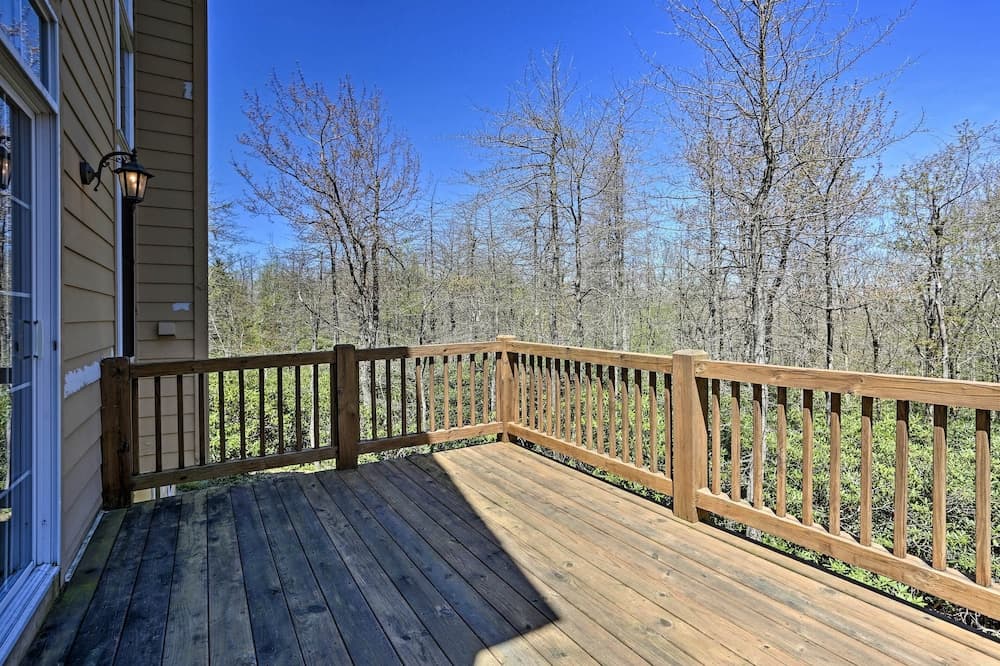 6 Mi to Kalahari: Pocono Pines Golf Course Home!